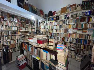 Il locale � piccolissimo e le quattro pareti che lo delimitano...